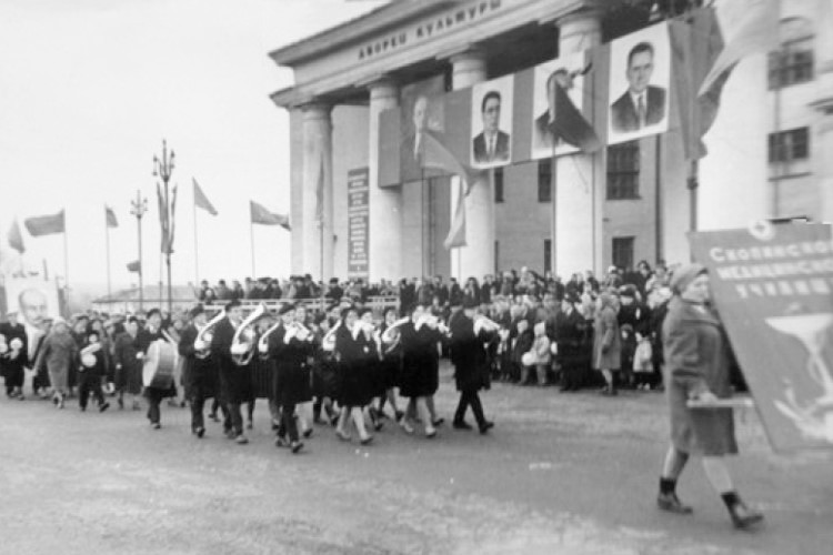 Духовой оркестр СМУ на праздничной демонстрации, 1960-е годы